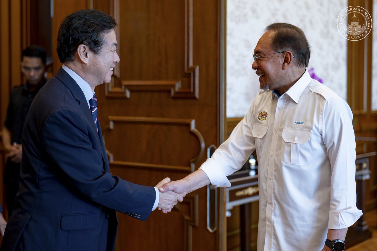 anwaribrahim's tweet image. Saya menerima kunjungan hormat Duta Khas Presiden Korea Selatan, Kim Young Choon yang kini sedang dalam rangka lawatan kerja ke Malaysia. Beliau menyampaikan salam hormat Presiden Lee Jae-myung serta komitmen tinggi untuk memperkukuh hubungan strategik Malaysia–Korea Selatan.…