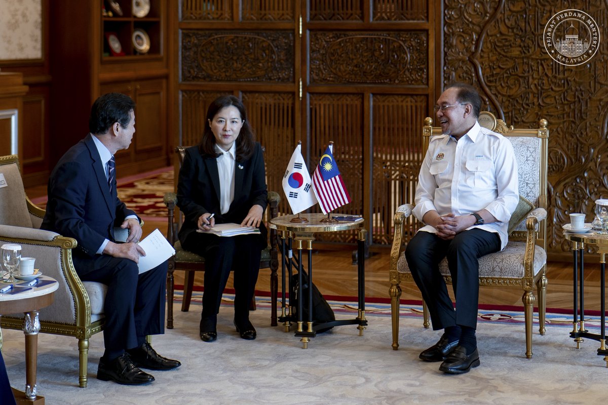 anwaribrahim's tweet image. Saya menerima kunjungan hormat Duta Khas Presiden Korea Selatan, Kim Young Choon yang kini sedang dalam rangka lawatan kerja ke Malaysia. Beliau menyampaikan salam hormat Presiden Lee Jae-myung serta komitmen tinggi untuk memperkukuh hubungan strategik Malaysia–Korea Selatan.…