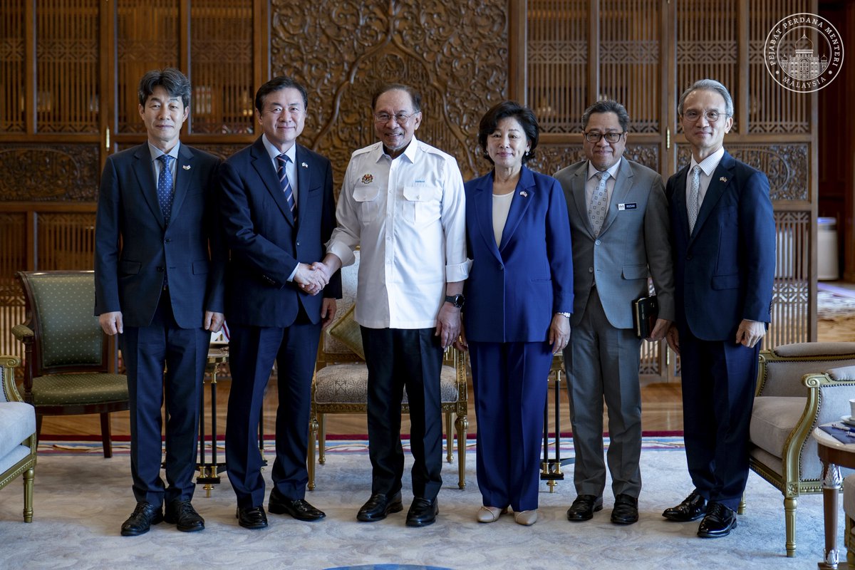 anwaribrahim's tweet image. Saya menerima kunjungan hormat Duta Khas Presiden Korea Selatan, Kim Young Choon yang kini sedang dalam rangka lawatan kerja ke Malaysia. Beliau menyampaikan salam hormat Presiden Lee Jae-myung serta komitmen tinggi untuk memperkukuh hubungan strategik Malaysia–Korea Selatan.…