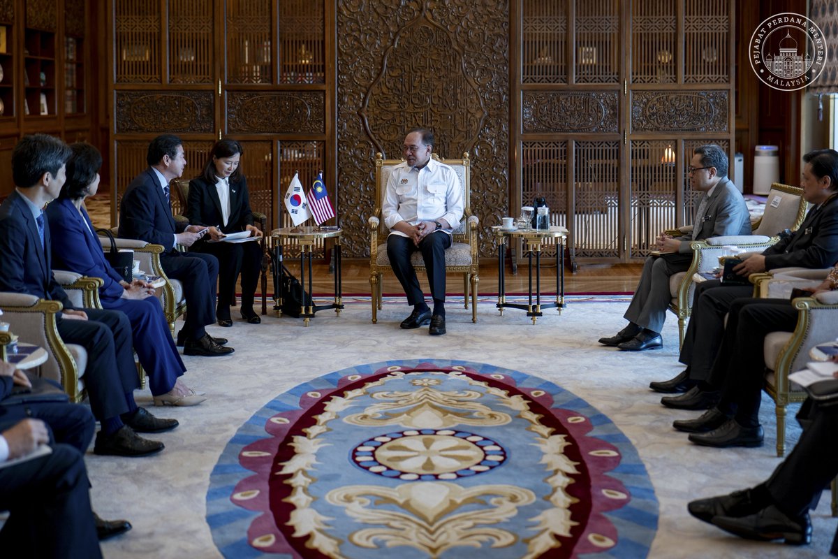 anwaribrahim's tweet image. Saya menerima kunjungan hormat Duta Khas Presiden Korea Selatan, Kim Young Choon yang kini sedang dalam rangka lawatan kerja ke Malaysia. Beliau menyampaikan salam hormat Presiden Lee Jae-myung serta komitmen tinggi untuk memperkukuh hubungan strategik Malaysia–Korea Selatan.…