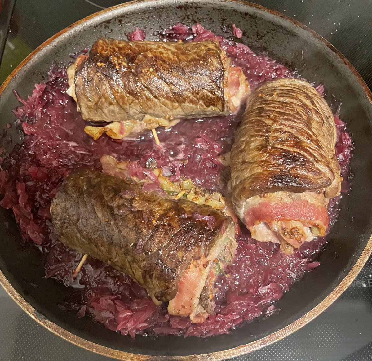 Periperrita's tweet image. I can be very domestic. I like to cook but hate to clean and I will make a giant mess in the kitchen. This results in me not cooking unless there is someone to clean after me. Some classic cooking with Conki meals: chicken Marsala, stuffed cabbage rolls, beef Rouladen, Shashuska