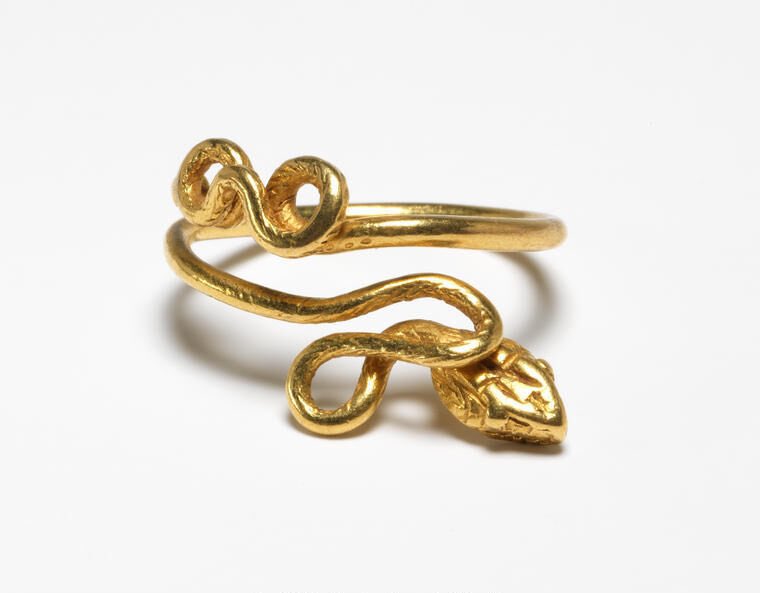 #OROePIACERE
#ProfiloSociologico
“ un « inferno »
in cui tutto si consuma
   in nome della ricerca
del denaro e del piacere “
“  il dettaglio è il segno concreto 
di un carattere;
    saperlo interpretare significa
saper leggere
    la realtà nella sua complessità “
#CasaLettori