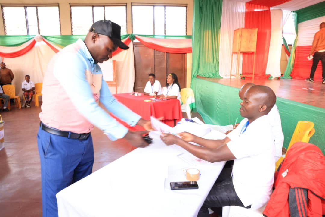 Au chef-lieu de la Province de #Gitega, le scrutin sénatorial se déroule bien. A 6 h 00, plusieurs membres des conseils communaux étaient déjà sur place. Les partis politiques en compétition sont le <a href="/CnddFdd/">CNDD-FDD</a>, l’#UPRONA et le <a href="/CnlBurundi/">Parti CNL Burundi</a>.