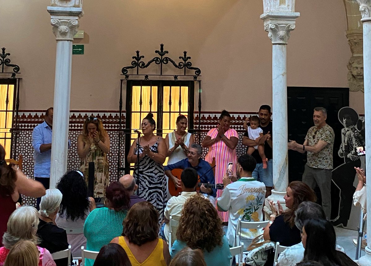 Ayer se presentó, con gran éxito de público, en el patio del CADF el libro "Y se repite la historia" de Bastián Blanco. Este es uno de los actos que está organizando la Asociación "Unidos por Santiago", dedicada a revitalizar este flamenco barrio jerezano.