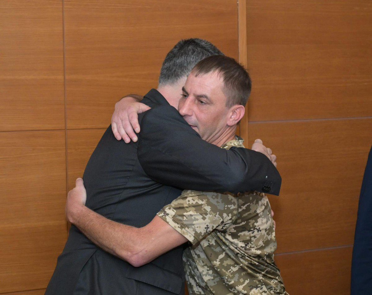 UkrReview's tweet image. 🇮🇱🇺🇦 Israeli MFA Gideon Saar, who is currently in Kyiv, met with Artem Buryk, who lost his family in an Iranian missile strike.
He lost his 7-year-old daughter Nastya, who had come to Israel for cancer treatment, his wife Maria, and three other family members…