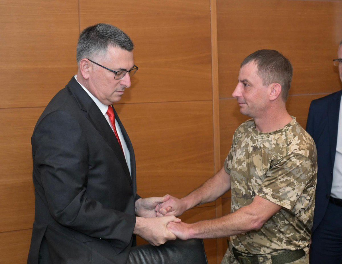 UkrReview's tweet image. 🇮🇱🇺🇦 Israeli MFA Gideon Saar, who is currently in Kyiv, met with Artem Buryk, who lost his family in an Iranian missile strike.
He lost his 7-year-old daughter Nastya, who had come to Israel for cancer treatment, his wife Maria, and three other family members…