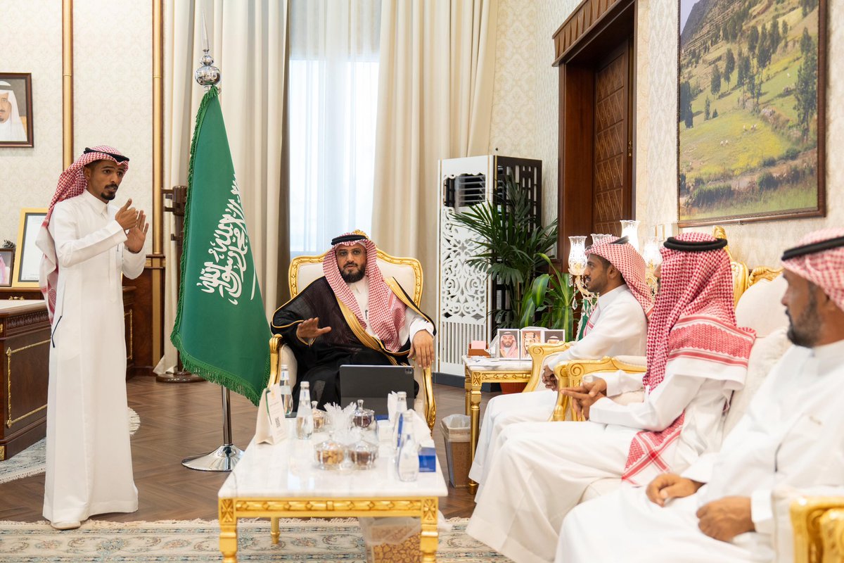وكيل إمارة منطقة #الباحة د.عبدالمنعم الشهري يستقبل رئيس مركز الصم عبدالعزيز الزهراني وأعضاء المركز، ويطّلع على التقرير السنوي لعام 2024م وخطة عام 2025م التي تتضمن برامج ومبادرات نوعية لفئة الصم وضعاف السمع، مشيدًا بتحقيق المركز الثاني على مستوى المملكة في بطولة كرة القدم الصالات،