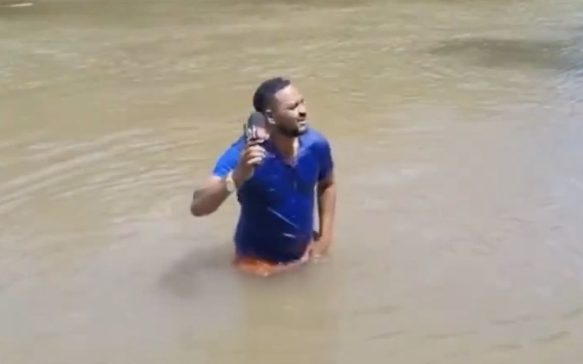 WORLDSTAR's tweet image. Brazilian Reporter Doing A Report On A 13-Year-Old Girl Who Disappeared While Swimming Steps On Her Body While In The Water!
worldstar.com/videos/wshhPA2…