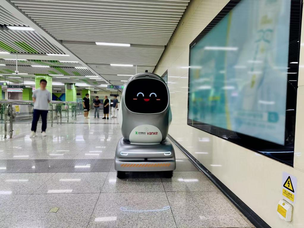 PDChina's tweet image. Riding the metro all on their own and choosing their own routes, three adorable delivery robots on Shenzhen Metro Line 2 in south China’s Shenzhen have sparked a global buzz on social media.
Equipped with AI, panoramic LiDAR, and able to carry up to 130 kg, these bots deliver…
