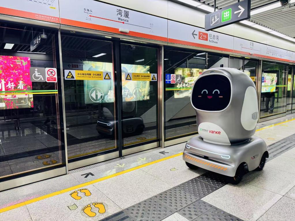 PDChina's tweet image. Riding the metro all on their own and choosing their own routes, three adorable delivery robots on Shenzhen Metro Line 2 in south China’s Shenzhen have sparked a global buzz on social media.
Equipped with AI, panoramic LiDAR, and able to carry up to 130 kg, these bots deliver…