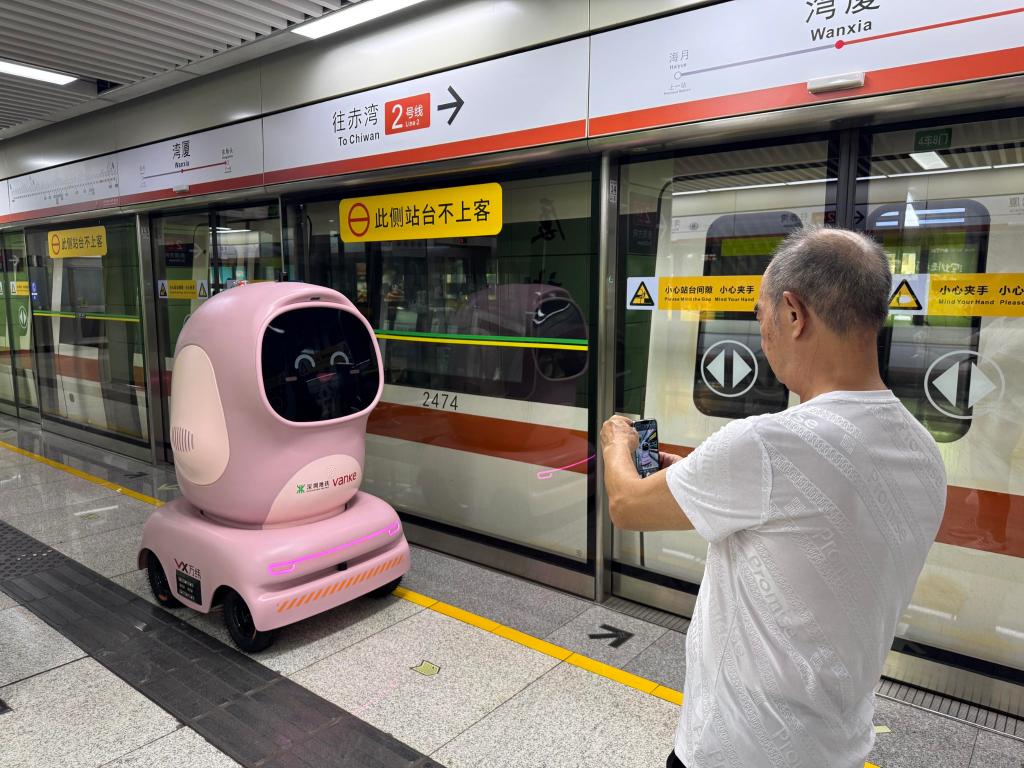PDChina's tweet image. Riding the metro all on their own and choosing their own routes, three adorable delivery robots on Shenzhen Metro Line 2 in south China’s Shenzhen have sparked a global buzz on social media.
Equipped with AI, panoramic LiDAR, and able to carry up to 130 kg, these bots deliver…