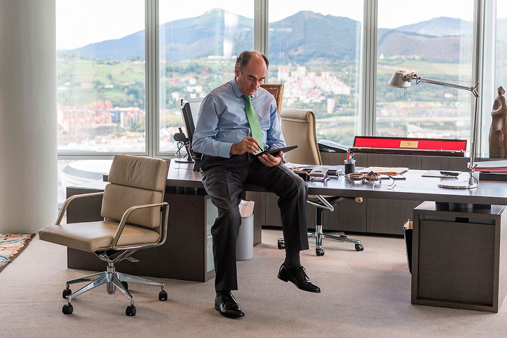Estrategianet's tweet image. #Inversiones de 17.300 millones en el último año elevan el beneficio de @iberdrola a junio hasta los 3.562 millones de euros
tinyurl.com/8jk8y457