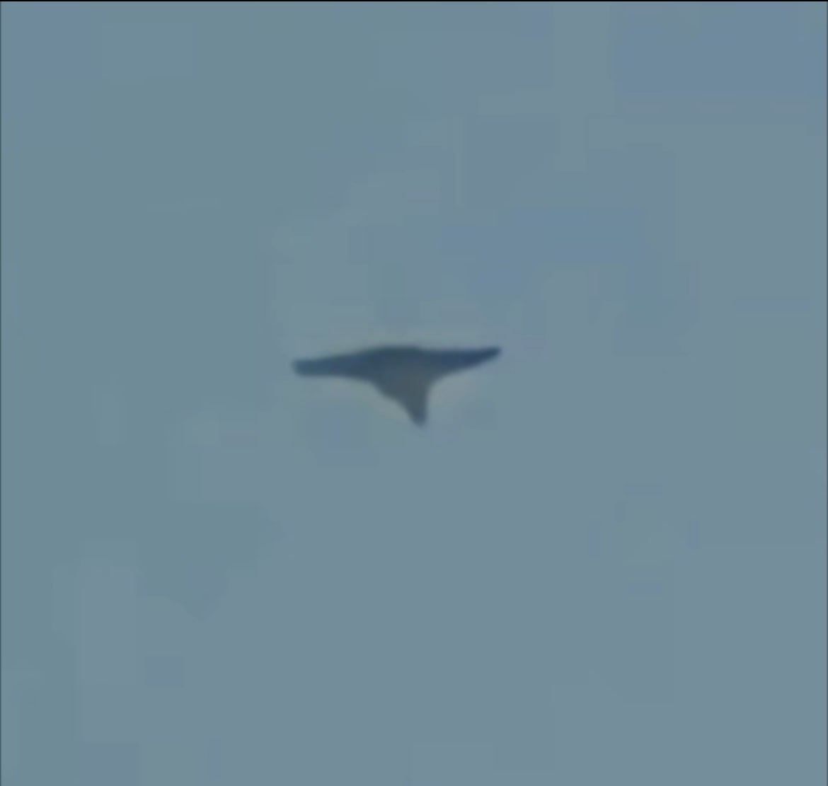 Uncensorednewsw's tweet image. 🇨🇳🛩#China’s TAILLESS STEALTH DRONE stuns with seamless formation debut
A newly surfaced video online shows a tailless Chinese drone flying in tight formation with a Y-8/9 turboprop – offering a rare glimpse into China’s accelerating push toward AI-driven air combat, SCMP reports…