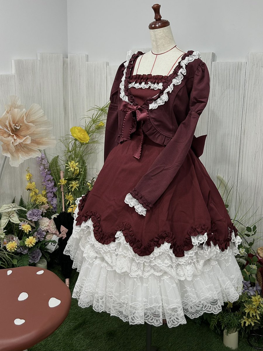 Epetice_info's tweet image. 🥀トルソー紹介🥀
Mary Rose ジャンパースカート【Baroque】
Mary Rose ボレロ【Baroque】
真紅の落ち着いた色合いと繊細なフリルがとても上品なお洋服💐
店内10%OFFセール開催中 ♪