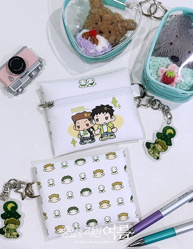 🍃   풀잎에 적힌 여름   🍃 
 ~ 𝑻𝒉𝒆 𝑺𝒄𝒆𝒏𝒆𝒓𝒚 𝑫𝒓𝒆𝒂𝒎𝒊𝒏𝒈 𝒐𝒇 𝑴𝒊𝒅𝒔𝒖𝒎𝒎𝒆𝒓 ~

𝐌𝐃. 𝟏
【선배랑 데이트 성공! 파우치 SET】

"선배와 첫 데이트 성공해야 해… ."

𝟸𝟶𝟸𝟻.𝟶𝟽.𝟸𝟽.𝚂𝚄𝙽☀️𝚃𝚂𝙳𝙼 𝙿𝙴𝚃𝙸𝚃 𝚉𝙾𝙽𝙴