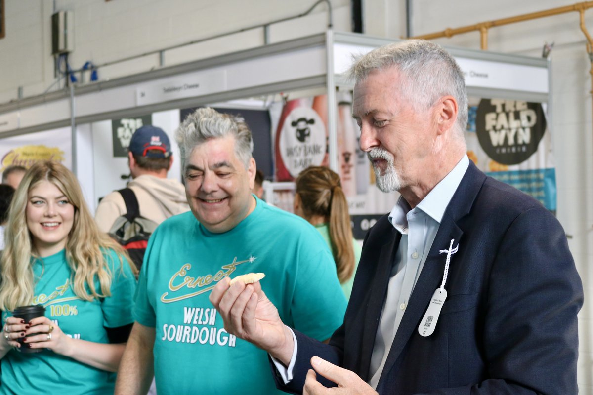 WGRural's tweet image. The Food Hall is always a highlight of every Royal Welsh Show.
Diolch to all the brilliant producers the Deputy First Minister, @Huw4Ogmore met during his walk-around. 🙌
#YSioe #RWS2025 #RoyalWelshShow
@RoyalWelshShow