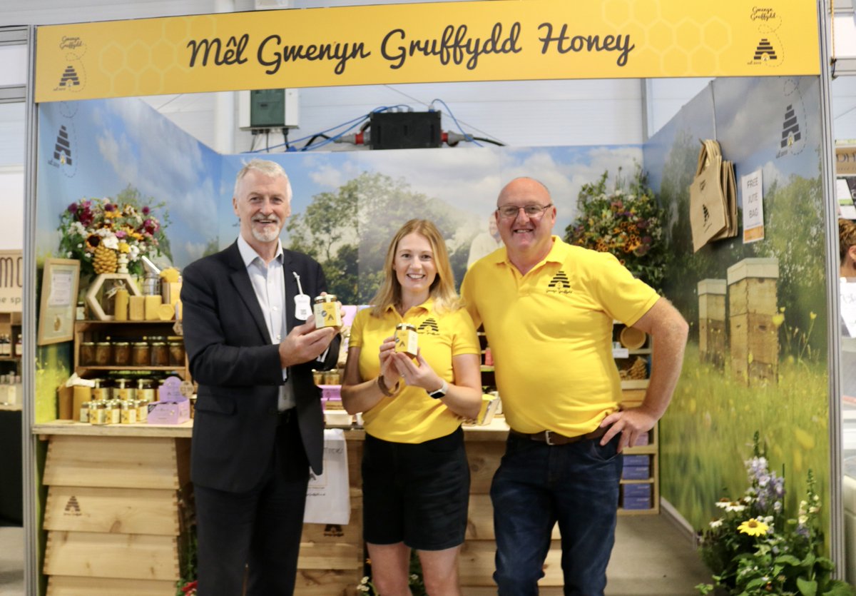 WGRural's tweet image. The Food Hall is always a highlight of every Royal Welsh Show.
Diolch to all the brilliant producers the Deputy First Minister, @Huw4Ogmore met during his walk-around. 🙌
#YSioe #RWS2025 #RoyalWelshShow
@RoyalWelshShow