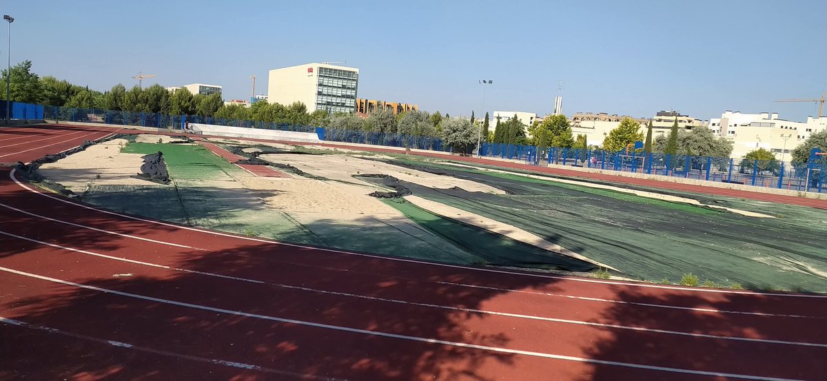 avpaudevallecas's tweet image. ¿Es esto razonable @JMDvivallecas? A nosotras nos parece que no.
Una de las pocas minipistas de atletismo homologada de acceso gratuito existentes en Madrid, utilizada por muchos vecinos, vecinas, sin mantenimiento alguno. Imposible usar la zona de salto o de lanzamiento de peso.