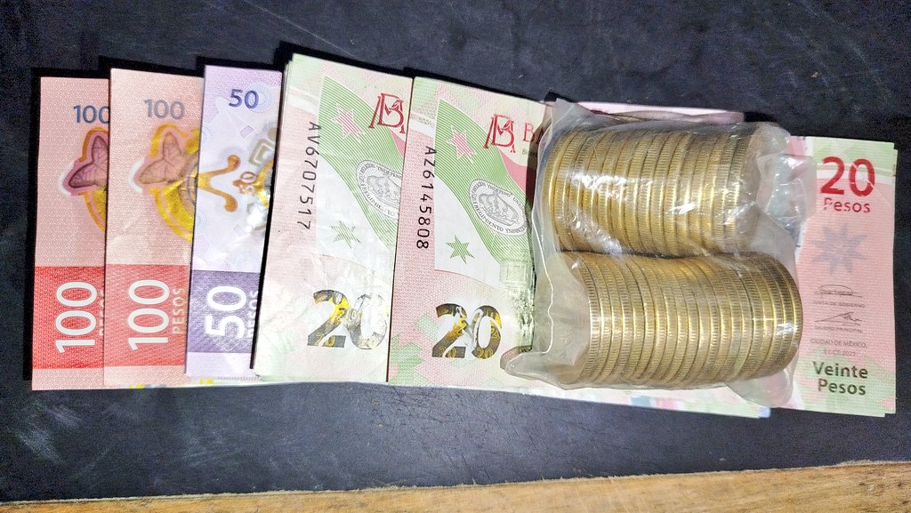 No pude salir por el bulto de croquetas tuve que comprar suelta $75, pero gracias a ustedes tenemos $800 nos podrán dar una patita para ir en unas horas a la central de abastos por favor con $1400 puedo traer un bulto para los gatos uno para los perritos y un paquete de arena🙏🆘