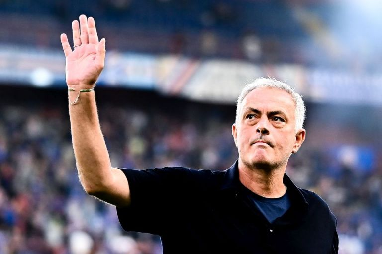 FootballTalkHQ's tweet image. 🗣️ José Mourinho: "I want to compete in a World Cup: whether it’s with Portugal or another country, but I think it should be with Portugal!
I’m not offering myself to the Federation, but it’s something that should happen naturally. One day, it will happen!"