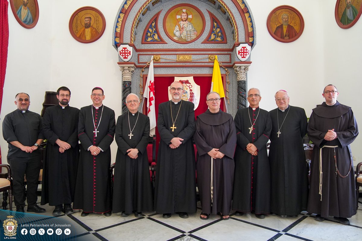 LPJerusalem's tweet image. الأربعاء 23 تموز 2025، استقبل غبطة الكاردينال بييرباتيستا بيتسابالا، بطريرك القدس للاتين، والأساقفة والكهنة، الحارس الجديد للأرض المقدسة الأب فرانشيسكو يلبّو، في دار البطريركية اللاتينية.
On July 23rd, 2025, His Beatitude Cardinal Pierbattista Pizzaballa, Latin Patriarch of…