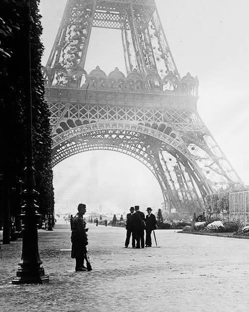 ParisAMDParis's tweet image. 馃摲 Au pied de la Tour Eiffel.
1910. Paris 茅ternel