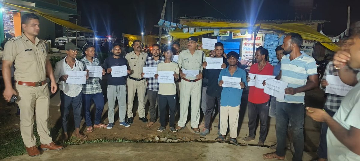 SP_Shahdol's tweet image. चौकी केशवाही - ग्राम टेंघा में नशे से दूरी है ज़रूरी के अंतर्गत अभियान चलाया गया। ग्रामीणों को जागरूक कर पंपलेट वितरित किए गए व नशामुक्ति की शपथ दिलाई गई।
#नशे_से_दूरी_है_जरूरी #SayNoToDrugs 
#NashaMuktMP #MANAS
#mppolice