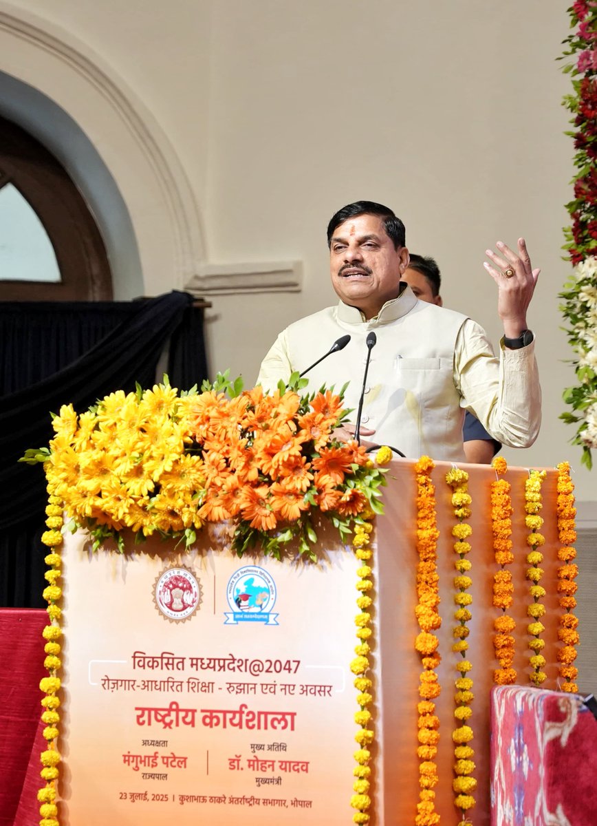 DrMohanYadav51's tweet image. शिक्षा कागज की डिग्री नहीं, अपितु उसका उपयोग जीवन में हो, भविष्य की चुनौतियों से लड़ने में समर्थ हो...
आज माननीय राज्यपाल श्री मंगुभाई पटेल जी की गरिमामयी उपस्थिति में भोपाल में आयोजित 'विकसित मध्यप्रदेश @ 2047 अंतर्गत रोजगार आधारित शिक्षा : रुझान एवं नए अवसर' विषयक एक दिवसीय…