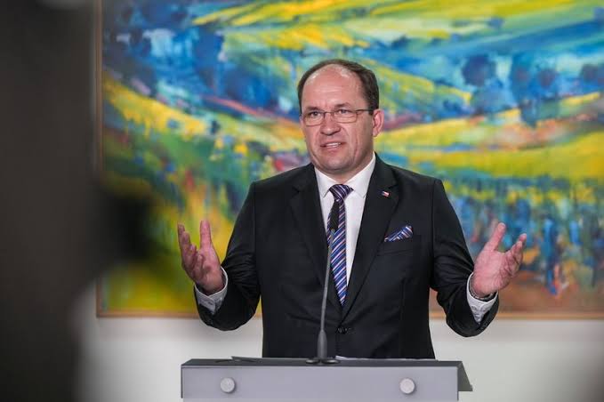 Michal Bláha (@michalblaha) on Twitter photo Lidovci, a konkrétně ministr <a href="/MarekVyborny/">Marek Výborný</a> (KDU-ČSL), stojí tuto zemi miliardy.
Existuje mnoho pravomocných rozsudků soudů, včetně Ústavního soudu, že firmy z holdingů A.Babiš musí vrátit neoprávněné dotace za 4,4 miliardy Kč.
A co na ty opakované rozsudky v neprospěch holdingu Lidovci, a konkrétně ministr <a href="/MarekVyborny/">Marek Výborný</a> (KDU-ČSL), stojí tuto zemi miliardy.
Existuje mnoho pravomocných rozsudků soudů, včetně Ústavního soudu, že firmy z holdingů A.Babiš musí vrátit neoprávněné dotace za 4,4 miliardy Kč.
A co na ty opakované rozsudky v neprospěch holdingu