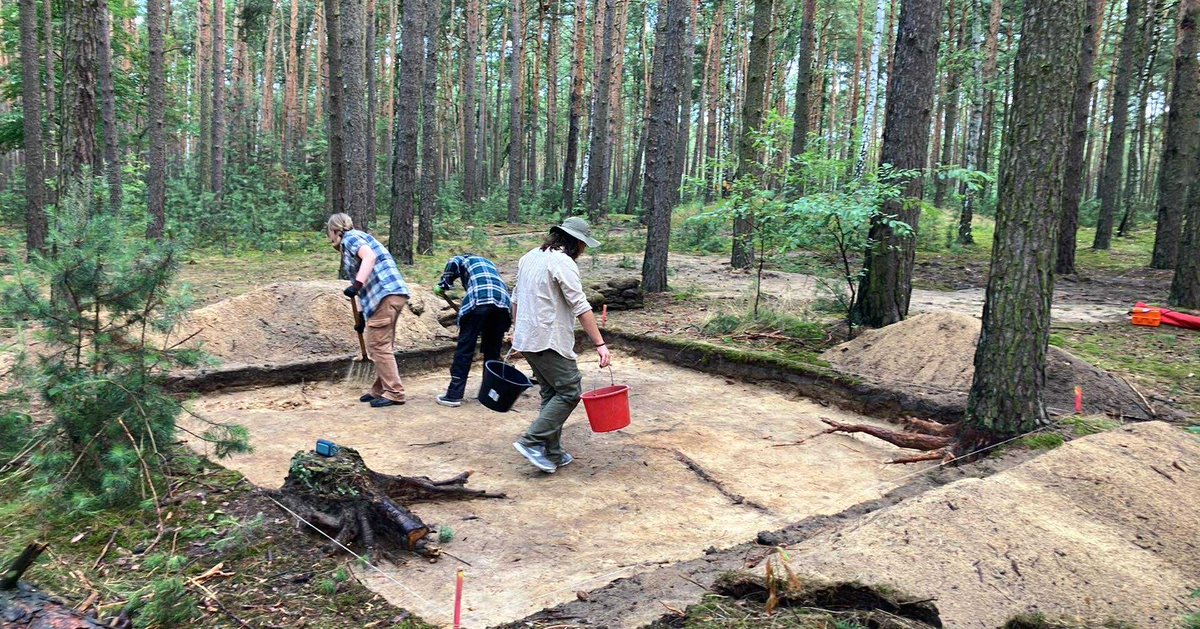 UAM_Poznan's tweet image. Trwają ćwiczenia wykopaliskowe studentek i studentów Wydziału Archeologii #UAM w lasach turskich.  

- Sprawdzamy miejsce, które dr Grzegorz Szczurek wskazał nam jako potencjalne miejsce cmentarzyska sprzed 2 tys. lat - tłumaczy prof. Andrzej Michałowski.

facebook.com/amupoznan/post…