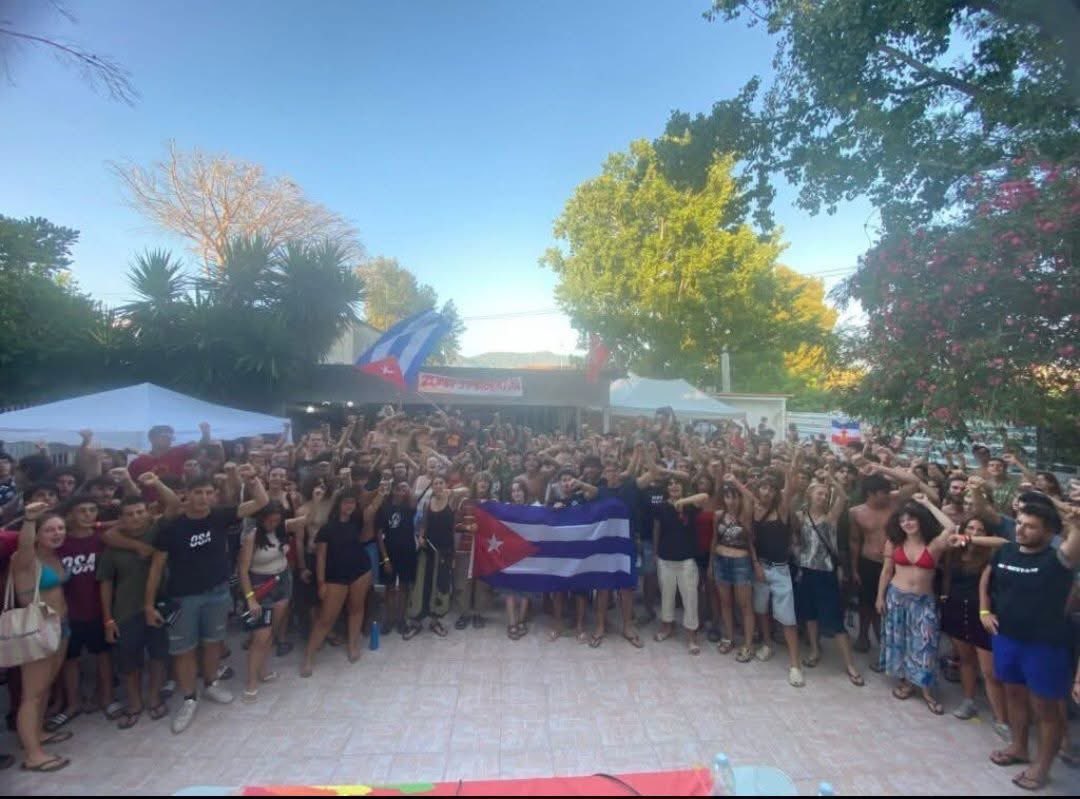 "La rivoluzione socialista cubana, nonostante l’aggressione economica e mediatica, continua a resistere e a costruire un’alternativa reale al capitalismo", hanno ribadito i giovani della rete Cambiare Rotta e gli studenti dell’Organizzazione degli Studenti di Alternativa (OSA).