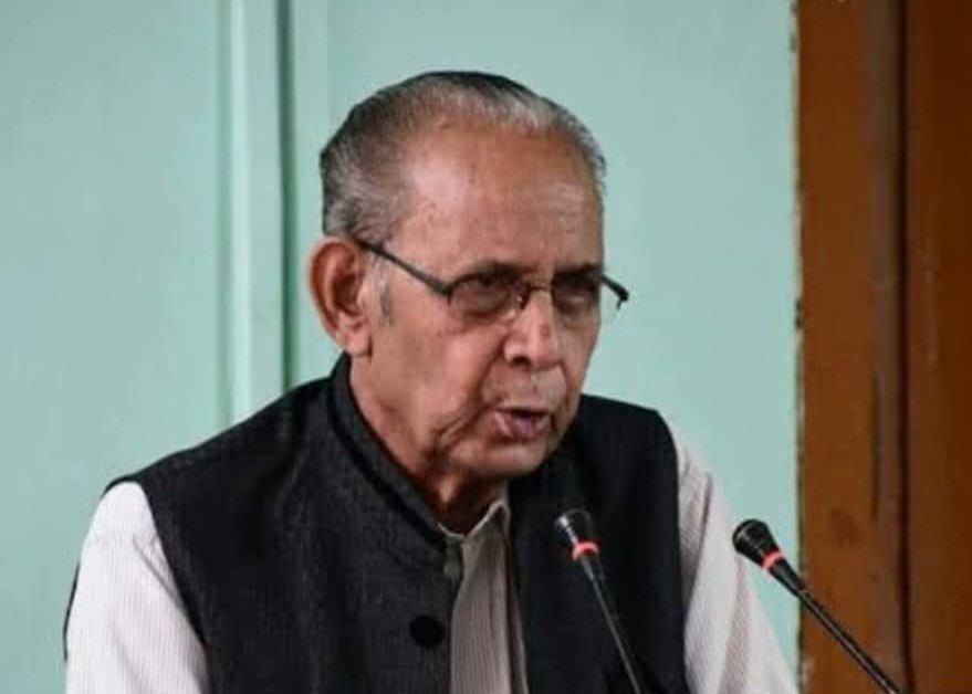 SamujjalBhatta's tweet image. যশস্বী সাহিত্যিক,নলবাৰী ৰত্ন বসন্ত কুমাৰ ভট্টাচাৰ্য্যৰ মৃত্যুত অত্যন্ত মৰ্মাহত হৈছোঁ।বিশিষ্ট সমাজকৰ্মী গৰাকীয়ে নিজ ভাষা ৰক্ষাৰ্থে অহোপুৰুষাৰ্থ কৰিছিল।তেখেতৰ মৃত্যু ৰাজ্যখনৰ বাবে এক অপূৰণীয় ক্ষতি।
বিদেহ আত্মাৰ চিৰশান্তিৰ বাবে প্ৰাৰ্থনা জনোৱাৰ লগতে শোকসন্তপ্ত পৰিয়ালক গভীৰ…
