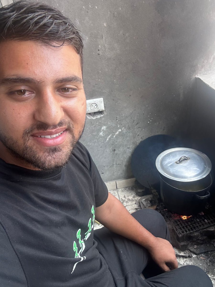 salahshabat1's tweet image. Cooking used to be my hobby, but in war it became a duty. I used to cook for my family, and after my brother, journalist Hussam, was martyred, I began cooking for others—trying to offer a bite to ease their hunger.
My campaign donation link chuffed.org/project/130992…
#GazaStarving