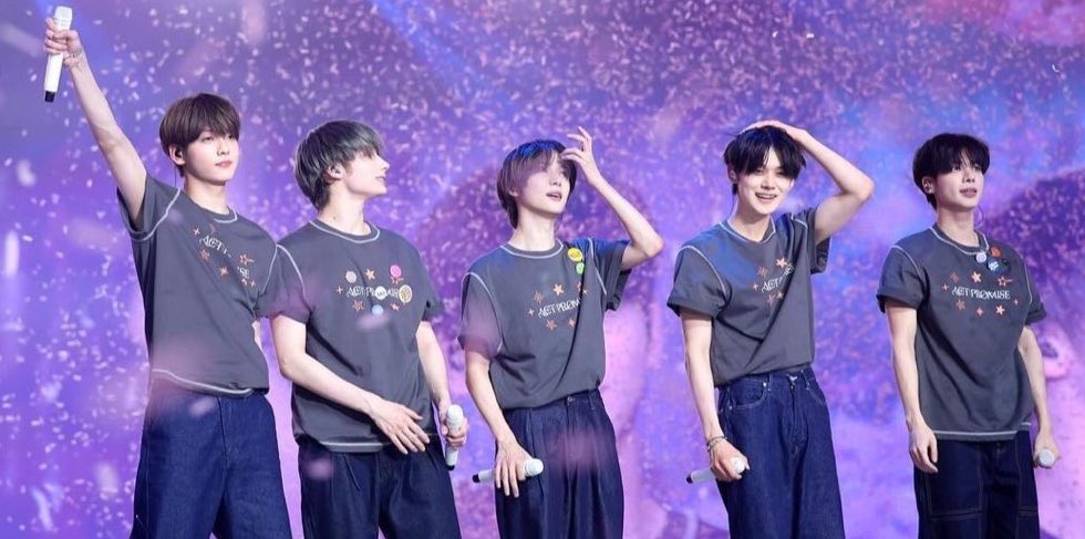 Gyuphoriaaaa's tweet image. “You have shown me,i have reasons i should love my self”
“I remember the answer i finally found,my future is you”
@BTS_twt & @TXT_members i love you❤️