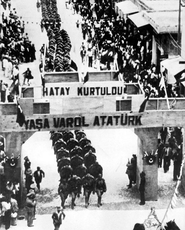 postmodeern's tweet image. 23 Temmuz 1939 | 86 yıl önce bugün, Atatürk’ün hastalığı ilerlerken dahi mücadelesini verdiği, şahsi meselesi olan Hatay kurtuldu.
“Kırk asırlık Türk yurdu, düşman elinde esir kalamaz.”