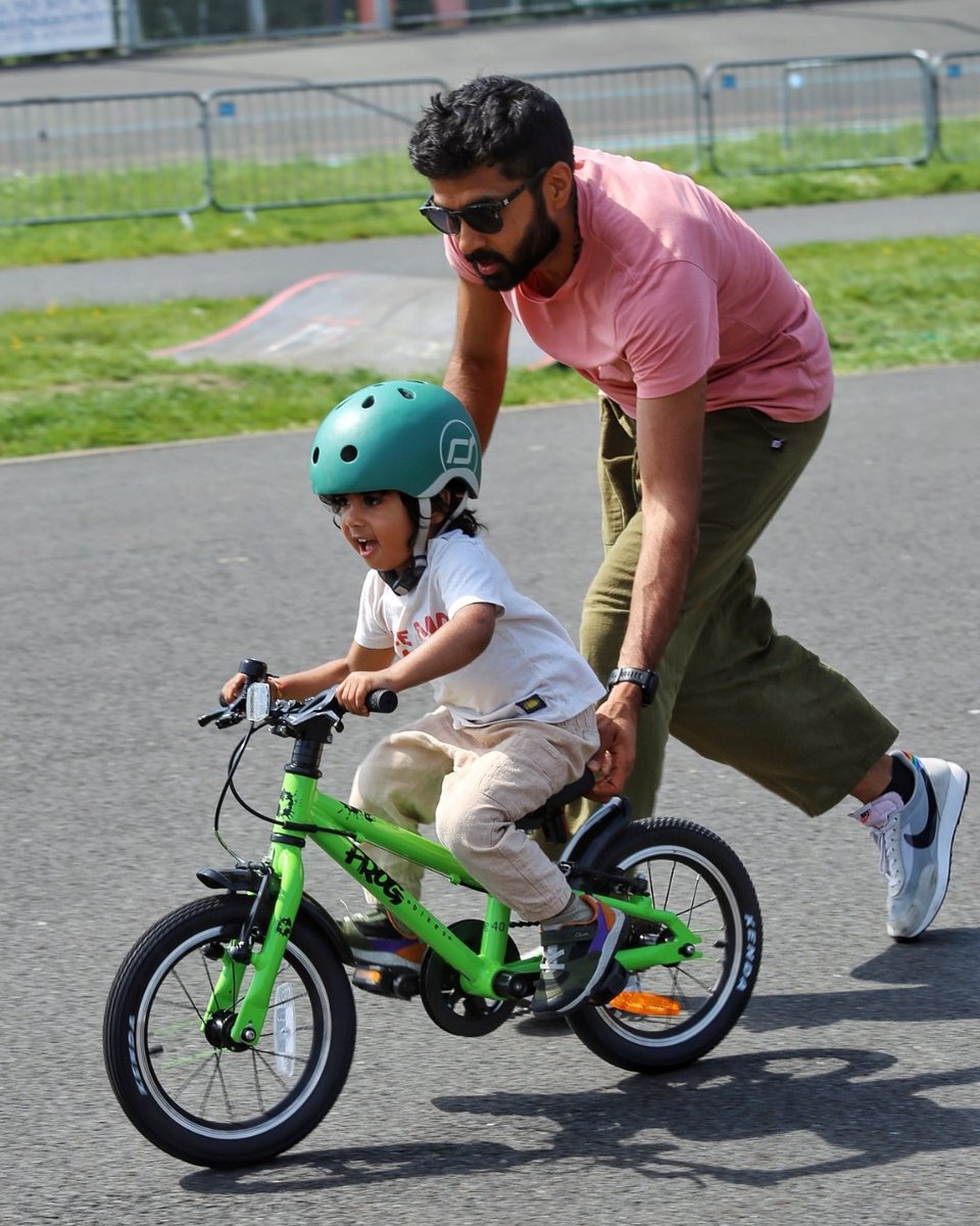 frogbikes's tweet image. Why we ride 🚴♂️ | Meet Tej & Rohan
"Because it's FAST!" 🏁
From racing to copying Dad’s commute, biking is their shared obsession, and the perfect energy-burner before bed. 😅💤
Why do YOU ride with your kids? Tag us! 💚
#WhyWeRide #FrogBikes #FamilyCycling