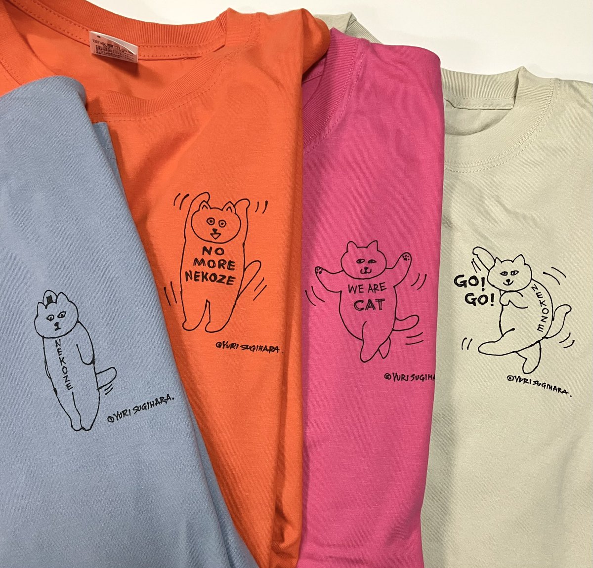 yuriisneko's tweet image. ねこねこ展22
名古屋のq.e.d. STORE&amp;amp;CAFEさんで開催中🍉手描きTシャツの新バージョン！ワンポイント絵付け色々を追加納品いたしました。会期の後半もお楽しみいただければ幸いです♡
展示は2025.8.10日まで開催です！
※月火水定休日
#ねこねこ展22
#Tシャツ #猫
@qedstorecafe