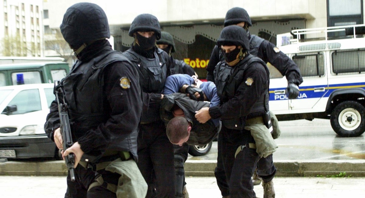 Jan184667's tweet image. 🚨BREAKING:
Three citizens of Bosnia and Herzegovina, aged 24, 27 and 29, were arrested on suspicion of pasting stickers with the symbols of the Bosnian entity Republika Srpska at a gas station at the Stari Grabovac rest area on the A3 motorway. 🇭🇷🇧🇦
According to the police,…