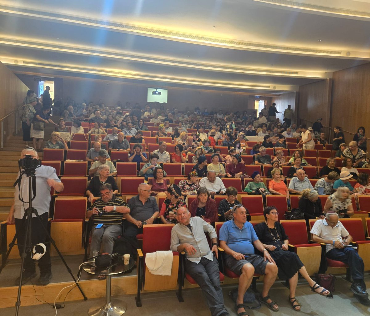 SSinijlawi's tweet image. Earlier this week, I stood in front of 250, mostly right-wing Israelis, in a conference room in West Jerusalem. For 90 minutes, I spoke, answered questions, and listened. The discussion was tough, honest, and deeply respectful.
And it confirmed what I’ve always believed: the…