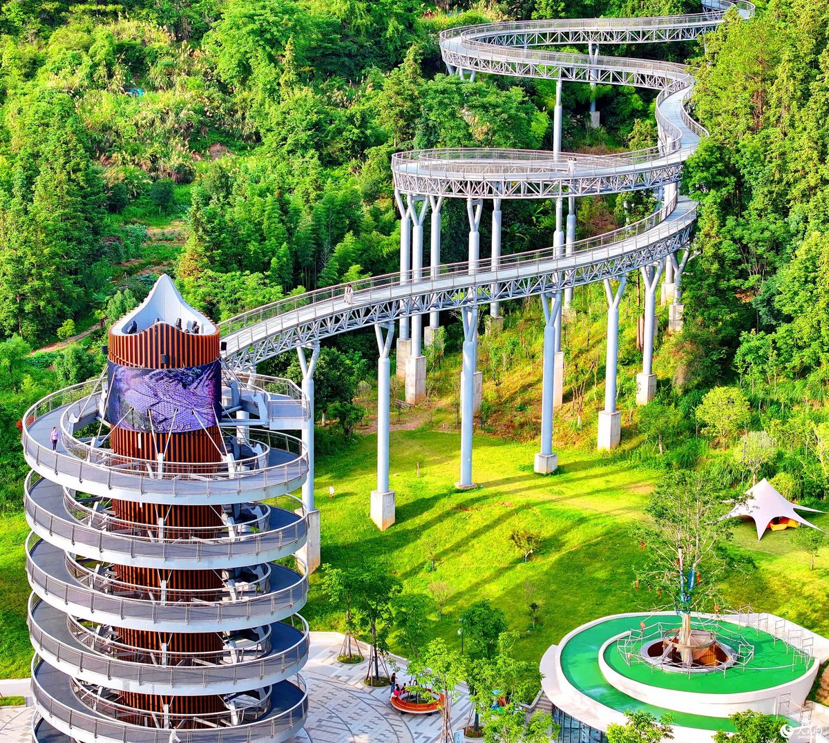PDChina's tweet image. Wander through the forest canopy along the “floating forest corridor,” where a steel-grating walkway and insect-friendly lighting create an eco-friendly escape into nature in Chongyi County, east China’s Ganzhou City.