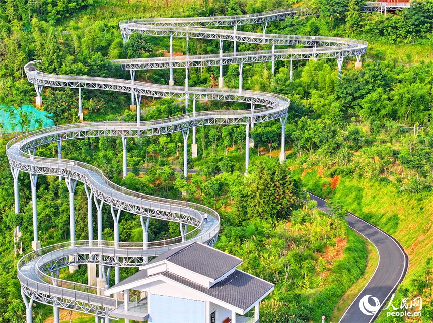 PDChina's tweet image. Wander through the forest canopy along the “floating forest corridor,” where a steel-grating walkway and insect-friendly lighting create an eco-friendly escape into nature in Chongyi County, east China’s Ganzhou City.