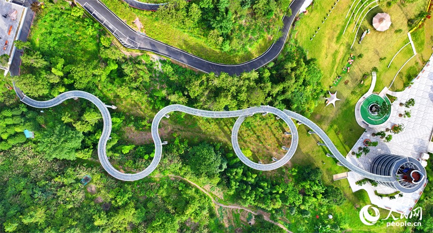 PDChina's tweet image. Wander through the forest canopy along the “floating forest corridor,” where a steel-grating walkway and insect-friendly lighting create an eco-friendly escape into nature in Chongyi County, east China’s Ganzhou City.