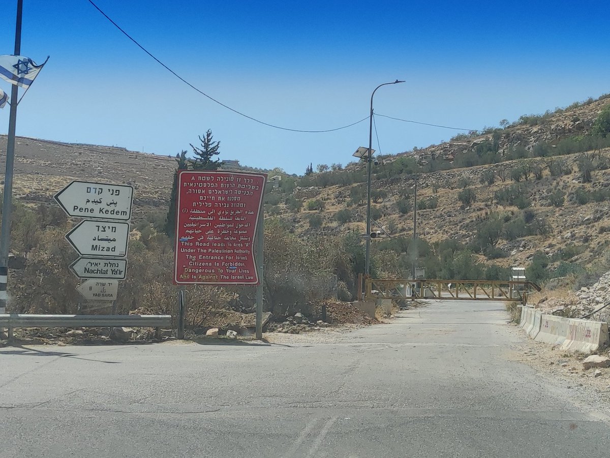 dror_etkes's tweet image. עוד זווית על האנרכיה בגדה המערבית.
השלט לצד הכביש הזה שהונטש לחלוטין מתנועה של פלסטינים מאז 7.10 (גם לפני כן היא היתה דלילה), הוא אלתור של מליציית המתנחלים המקומית. זה מה שכתוב:
"עצור
חזור אחורה
אין מעבר מכאן לסעיר, שיוח' (אמור להיות אל-שיוח') וחברון
המעבר סגור"
ואכן הוא סגור.