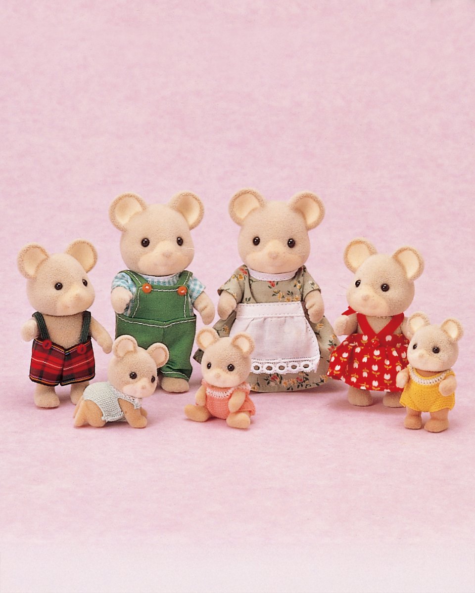 SylvanianJP's tweet image. こちらは1996年発売の『ネズミファミリー』です♪
お口の周りの白い模様が特徴のファミリーです✨
#シルバニアファミリー #シルバニア
#シルバニア村のおもいでアルバム
#ネズミファミリー #1996年 #懐かしい #思い出