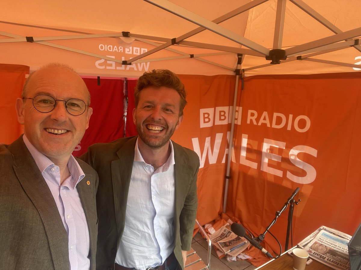 LlyrGruffydd's tweet image. 📻 First interview of the day for @BBCRadioWales with @jamswilliams85 at the @royalwelshshow
📻 Cyfweliad cynta’r dydd yn y Sioe Fawr a chyfle i danlinellu pwysigrwydd y diwydiant amaeth i Gymru.
@Plaid_Cymru