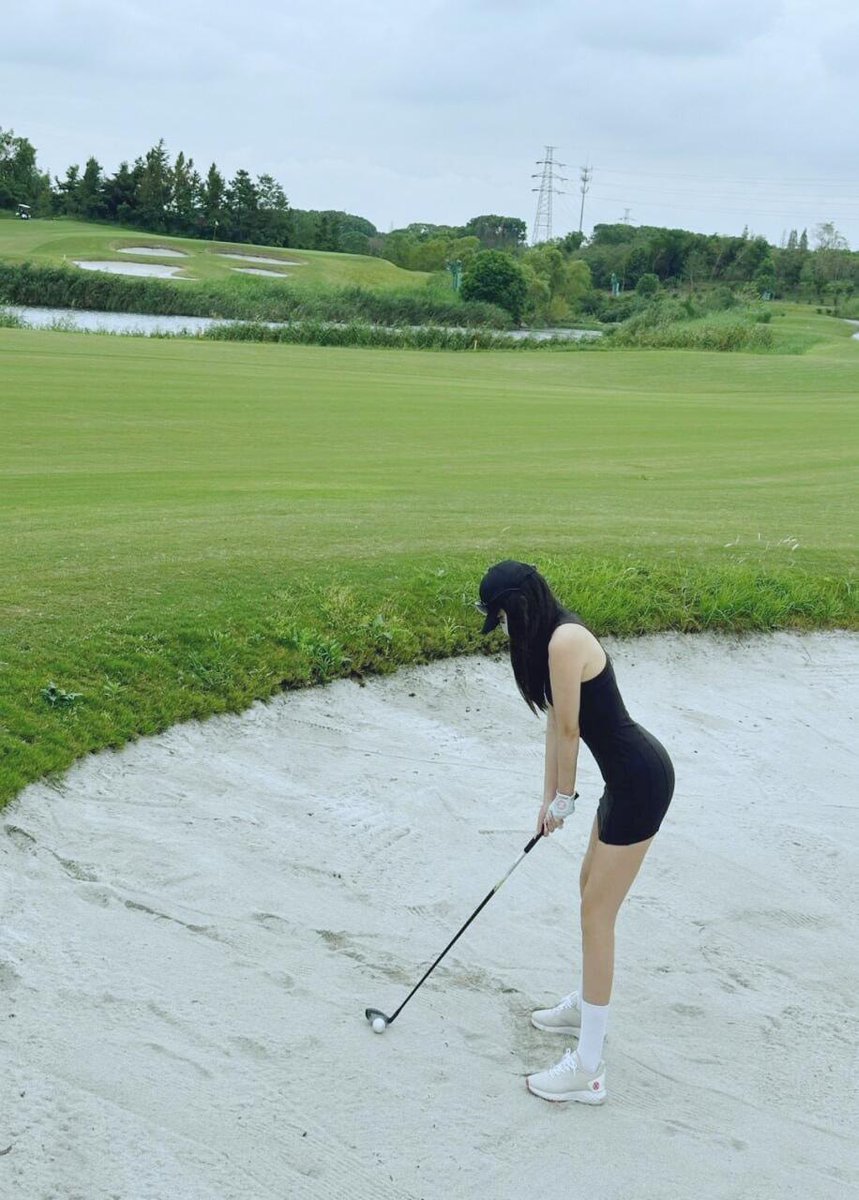 A little London drizzle won’t keep me off the course, let’s play! 🌧️🏌️‍♀️