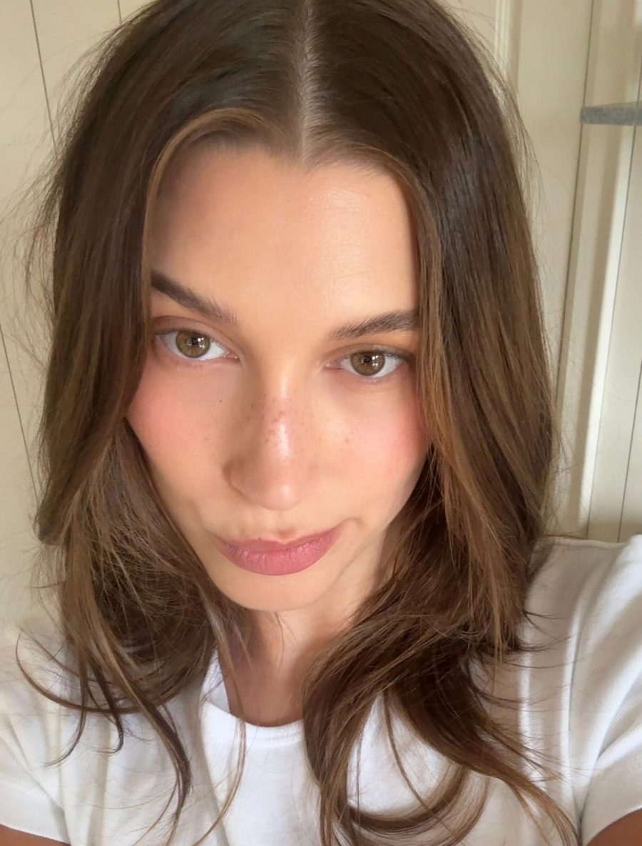 Doğru adımlarla oluşturulmuş bir bakım rutiniyle yaz aylarında da cilt tonunu eşitlemek, lekelerin görünümünü hafifletmek ve yeni lekelerin oluşumunu önlemek mümkün. 

Yaz aylarında leke karşıtı bakımın 6 temel adımını keşfetmek için tıklayın: vogueturkiye.visitlink.me/Qme3y9