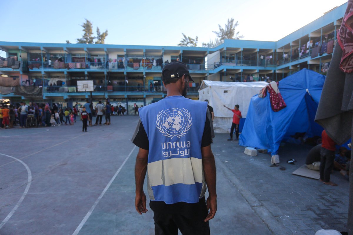 UNRWAes's tweet image. Sigue aumentando la cifra de compañeros y compañeras de UNRWA asesinados en Gaza. Desde octubre de 2023, se ha confirmado el asesinato de más de 330 miembros de nuestros equipos.
Eran personas que fueron asesinadas mientras hacían su trabajo y ayudaban a la población.