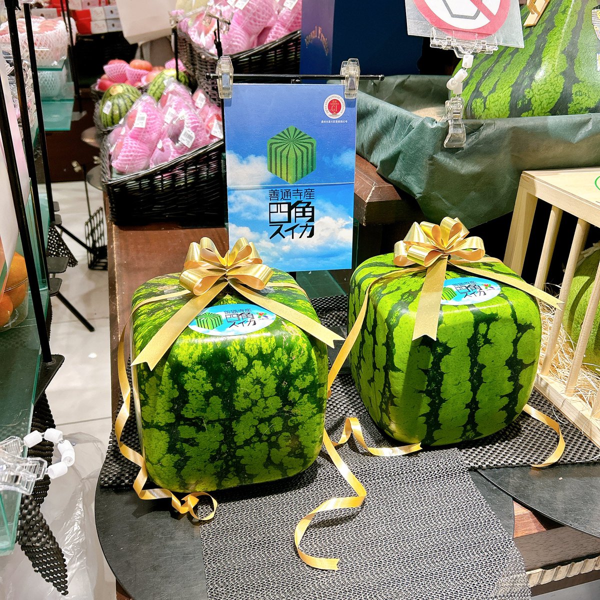 暑すぎて溶けそう☀️
そういえばこの前、デパートでお高いスイカ🍉見かけました👀👀
こんな形のがあるとは🤭