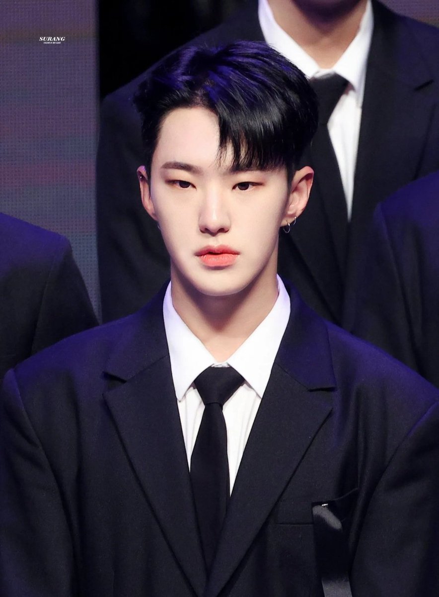 이데일리 호시는 뭐엿을까
흑발 반깐 정장 조합 누가생각한걸까
옆머리 뒤로 싹 민게 진짜미친놈(쥐겟죠)같음
전국민홋수니가능